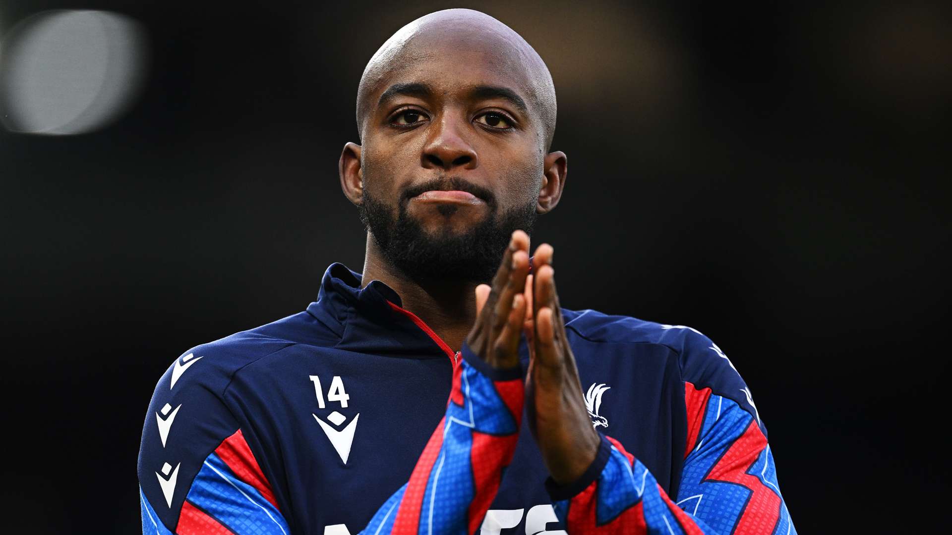 對巴薩產生不滿？西媒報道：主辦方要求京多安離開合影現場.